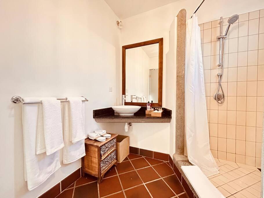 Scenic Riverfront 2 Bedroom Villa In Port Chambly Baie-du-Tombeau ภายนอก รูปภาพ