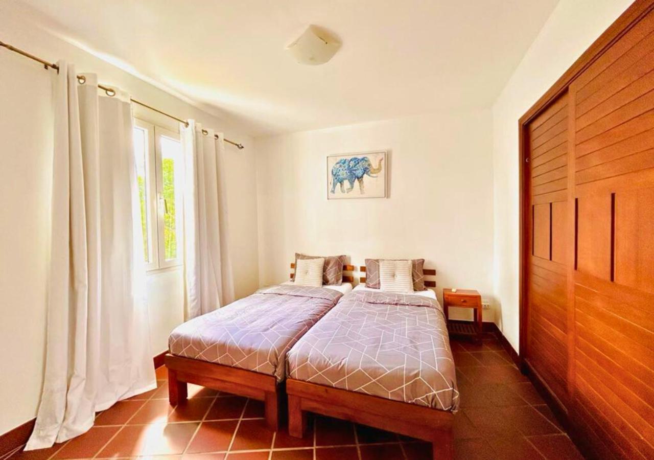 Scenic Riverfront 2 Bedroom Villa In Port Chambly Baie-du-Tombeau ภายนอก รูปภาพ